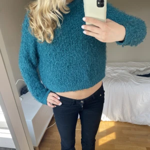 Grön stickad tröja - Så mysig o fin tröja från monki! Den är mycket mer grön än på bilderna, men va svårt att fånga💕