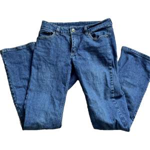 Vanliga lågmidjade jeans, använda men bra skick💙 ganska stretchigt material typ, står storlek 36 men passar mig som brukar ha ca storlek 38 med