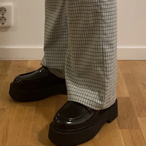 Chunky loafers - Chunky loafers från h&M i 100% läder, aldrig använt dem utomhus bara provat hemma.