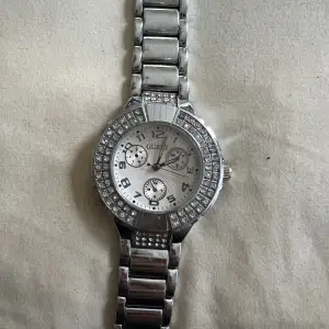  Säljer denna snygga klocka som tyvärr inte kommer till användning. Vet ej om funkar man får gå till en urmakare och byta batteri och så vidare.👍