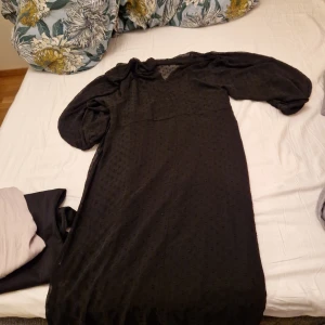 Långklänning  - En lång klänning med en under klänning i tight modell. Använd 1 gång  