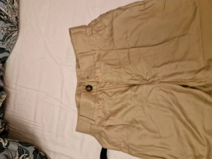 High waist byxa - Helt nya byxor. Aldrig använda. Semi glansigt material. Trekvarts modell. Super snygga bakifrån. 