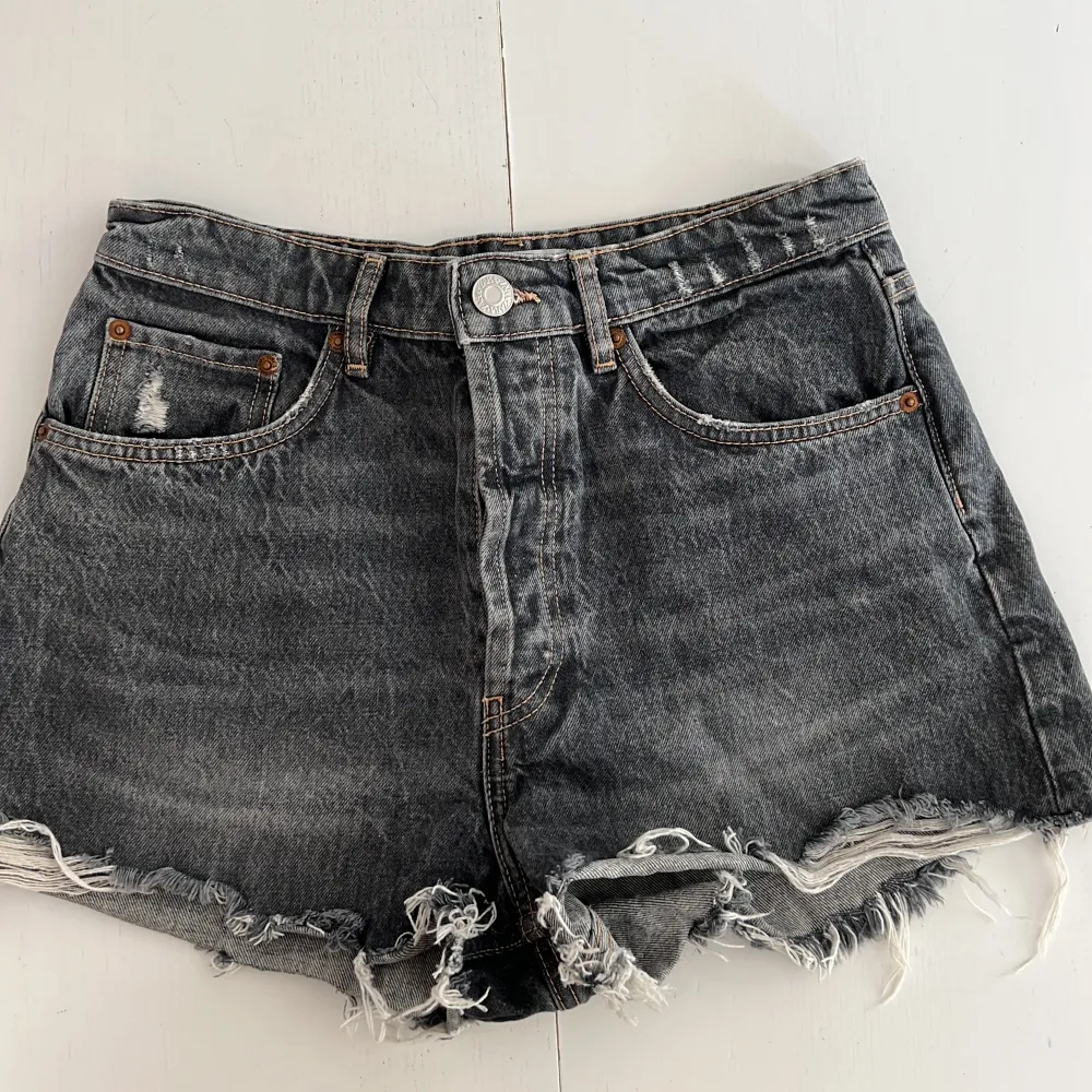 Gråa jeansshorts från zara, knappt använda!🩷 jag har 36 vanligtvis i zara byxor men dessa är 38 så på mig blir dom lite ”oversized”. Shorts.