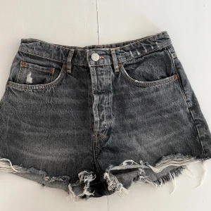 Jeansshorts  - Gråa jeansshorts från zara, knappt använda!🩷 jag har 36 vanligtvis i zara byxor men dessa är 38 så på mig blir dom lite ”oversized”
