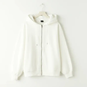 zip hoodie vit - säljer denna super sköna zip hoodie ifårn gina tricot, ALDRIG använd endast testad!!! säljer den då den inte kommer till användning💞 nypris: 400 mitt pris:200. super fluffig och skönt i matrialet, perfekt nu till hösten 😚