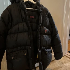 Fjällräven jacka XXS - Tja, tänka testa på något nytt och med det säljer jag denna super snygga fjällräven jackan!! Skicket är 9/10 det finns inga defekter. Kontakta mig vid eventuella frågor!😁👍