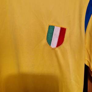 Italian fotbollströja köpt där liten i storlen