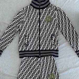 Fendi set - Passform: Man Använt endast en gång.  