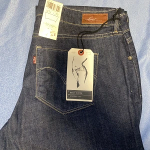 Levis Bold Curve Straight Leg - Helt nya Levis jeans i modellen ”bold curve straight leg“ med prislappen fortfarande kvar! Finns många storlekar: 2 st i storleken W28/L32,1 st i storlek W29/L34,1 st i storlek W30/L32, 1 st i storlek W31/L32, 1 st i storlek W27/32 &1 st i storlek W31/L34