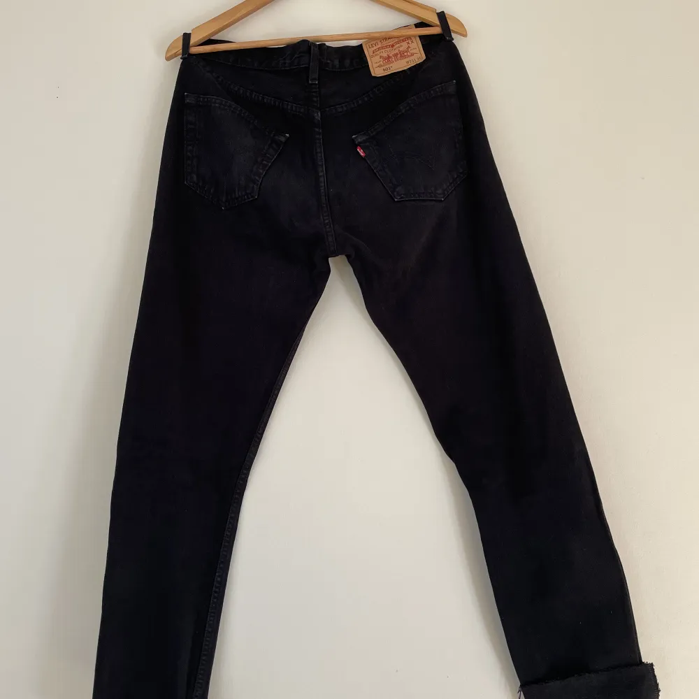 Vintage Levi’s 501  W33 L36 Avklippta, så längd är 34/36. Jeans & Byxor.