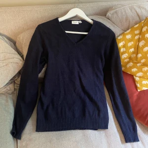 Blå stickad röja - Från Vila i storlek M, sitter dock fint oversize på mig som har xs. Inte nopprig, topp skick