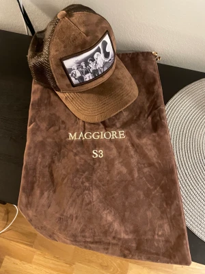 MAGGIORE  - Tjena  Säljer nu min limiterade MAGGIORE keps som inte kommer till användning!  Hämtas i Helsingborg eller fraktas  Obs! Köparen står för frakten.