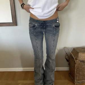 Jättesnygga weekday jeans, modell millenial, som inte går att köpa längre. Jättebra skick💘 De två första är lånade bilder! KÖP DIREKT FÖR 600!