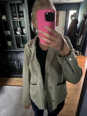 Grön jeansjacka 💚 - Så fin grön jeansjacka, inköpt för 1799kr och helt oanvänd 🩷