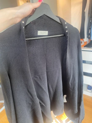 Hunkydory kofta - Svart kofta från Hunkydory med nitar