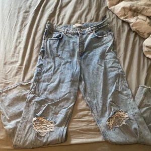 Jeans zara - Använt fåtal gånger väldigt fina och bekväma! Säljer så dem blivit för små för mig. 