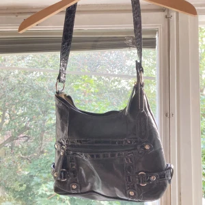 Axelremsväska  - Snygg axelremsväska med fina deltaljer. Den är i bra skick🫶🏻