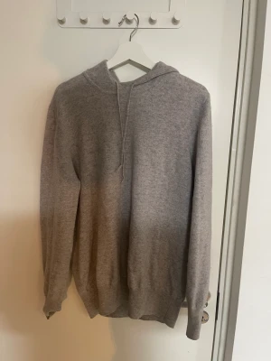 Soft Goat hoodie - Soft Goat hoodie Cond 8,5/10 Enbart använd hemma Strl XL  Passar någon med Strl L vanligtvis. Köpt hos soft Goat. 