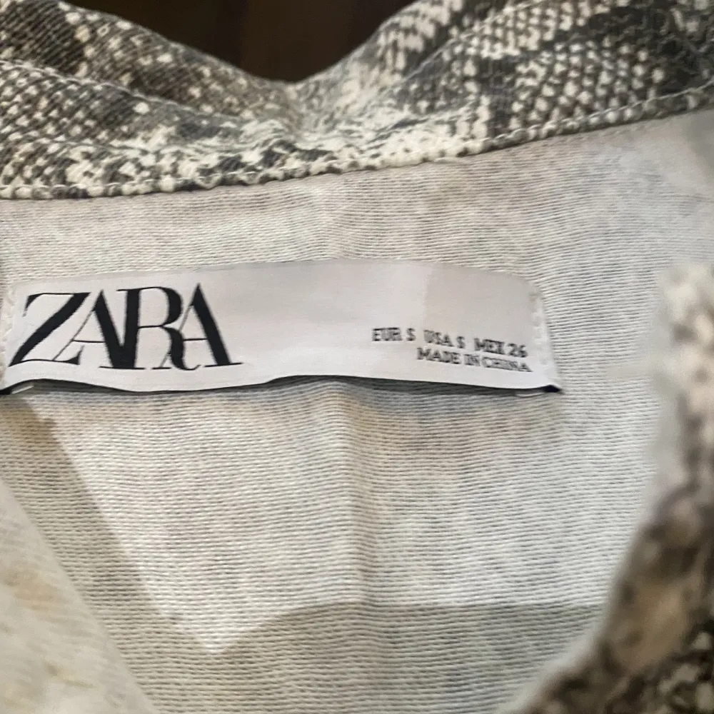 Den här jackan i ungefär jeansmaterial, den är köpt på Zara och bara andvänd en gång. Den har  metall stenar som detalj, den är i väldigt fint skick. Jackan är i storlek S, den har längre bak än fram. Priset kan såklart diskuteras. . Jackor.