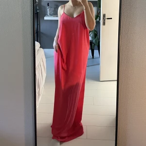 Sommarklänning  - Jätteskön klänning från ginatricot i storlek 36. Tyvärr är den lite för lång för mig som är 163💕