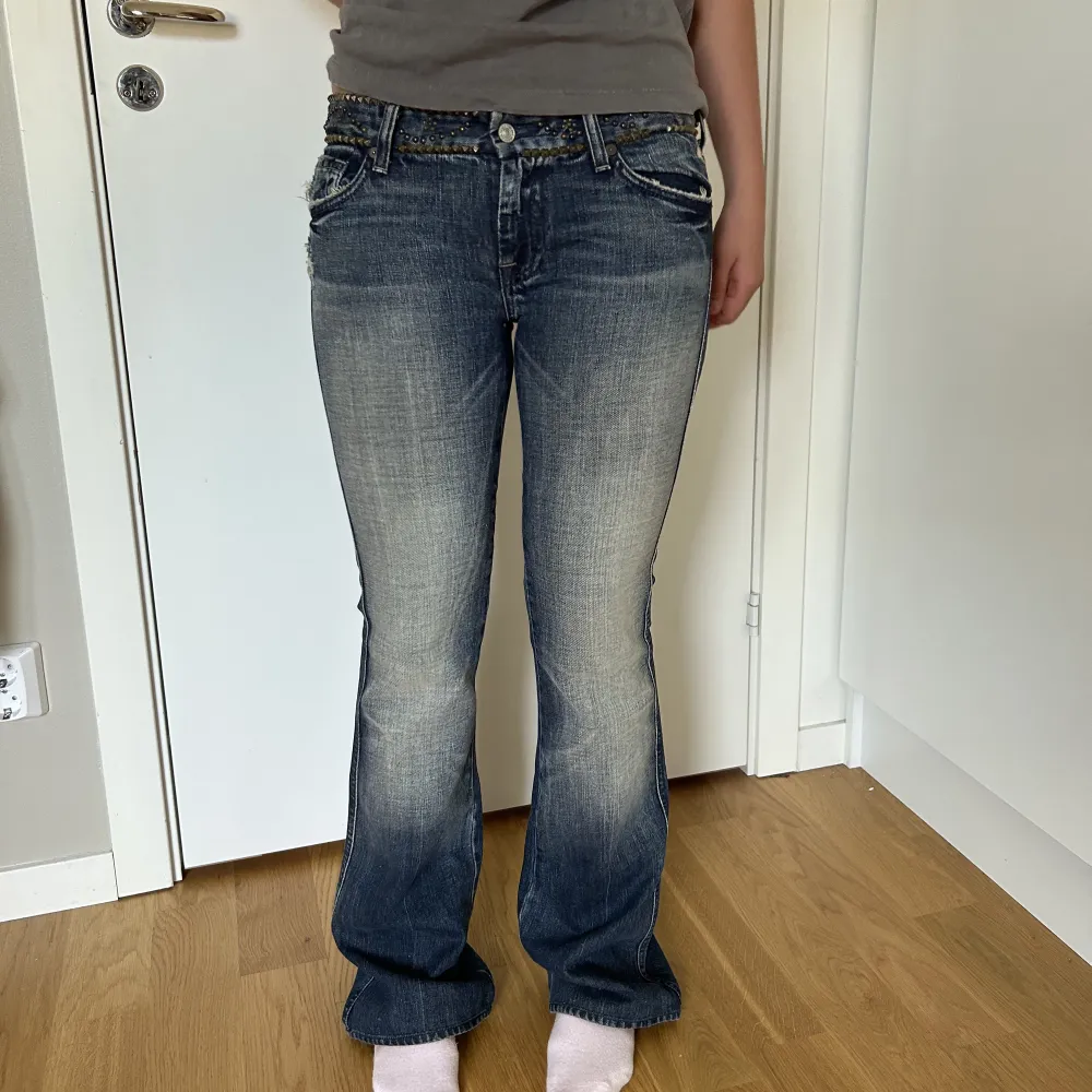 Så coola lågmidjade jeans  från 7 for all mankind😍😍waist 28, hon på bilden är 167 för referens MIDJEMÅTT: 80. Jeans & Byxor.