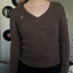 Stickad Ralp lauren tröja  - En brun stickad långärmad tröja från Ralph lauren som passar så bra till hösten. Säljer pga för liten för mig,   Tröjan är som i nyskick. 🤎