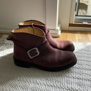 Kängor - Rödlila höst/vinterkängor från Urban Project i skinn. Fint skick då jag smörjt in och tagit hand om dem, såå fin färg och väldigt tidlösa i designen. 