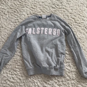 Tröja  - Säljer denna tröja från Gina Tricot då den blivit för liten