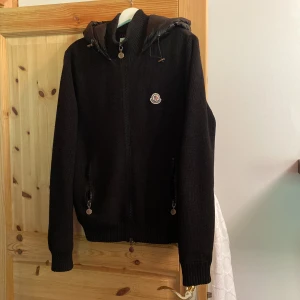 Moncler cardigan  - Moncler cardigan i storlek L. Jackan är i bra skick, finns någon lagning som inte syns vid användning
