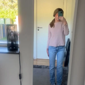 Ljus rosa tröja - Säljer denna ljus rosa ass snygga tröja ifrån zara. Storlek 152 men skulle säga att det är som en xs/s dä den passar mig som vanligtvis har det. Använd men i fint skick. 40 kr 