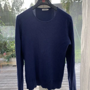 J.lindeberg tröja - Skön tröja från J.lindeberg. Storlek M men kan användas som en S också. Frågor och funderingar svaras på direkten, mvh Albin😁