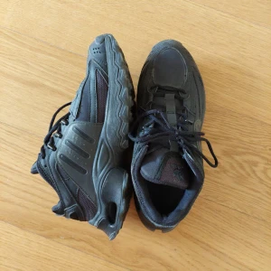 Adidas sneakers - Jättebra skick, använt mindre än 10 gånger. 