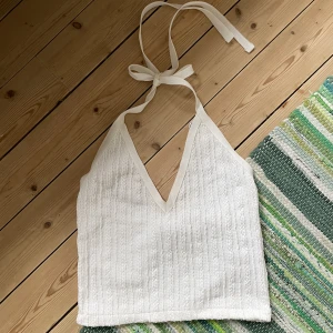 halterneck topp - söt halterneck topp från zara. Använt fåtal gånger så mycket fint skick❤️