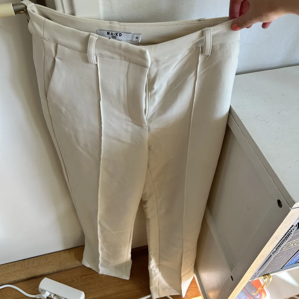 Vita kostymbyxor (ej genomskinliga lite rejälare tyg) från nakd. Dessa är försmå och sparsamt använda! . Jeans & Byxor.