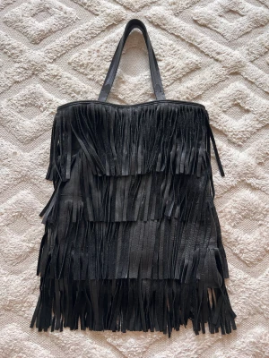 Fransväska skinnväska skinn väska fransar - Äkta skinn  Använd 1 gång  Nypris 1795kr