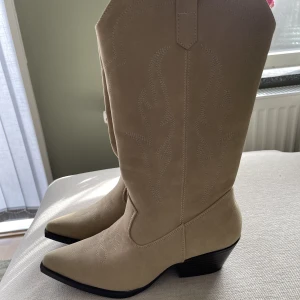 Cowboy boots - Helt oanvända dra på-boots köpt i London. Alltså ingen dragkedja