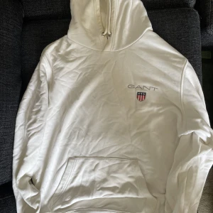 Gant hoodie - Hoodie från Gant i stl L, bra skick. Aningen missfärgat vid luva, syns inte så mycket!