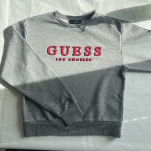 GUESS tröja - Perfekt skick knappt använd. 