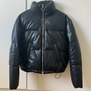 ”Läder” jacka - Jackan är i fejk läder, lite tjockare jacka (höst/vinter jacka) Storlek M. Använd 1 gång.