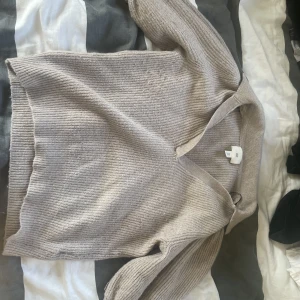 Stickad tröja  - Denna stickade blus/ tröja säljer jag för att den var lite kort vid midjan, men den är jätte skön och man blir inte jätte varm i den eftersom den är kortärmad. 🌸