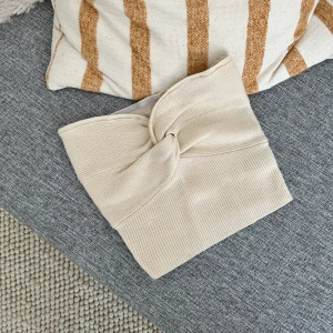 Stickad topp - Stickad topp som tyvärr är för liten över brösten för mig. Är aldrig använd utan endast testad. Frakt tillkommer 🤍