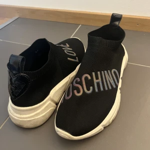 Love Moschino sneakers  - Använd ett par gånger. Bra skick. 
