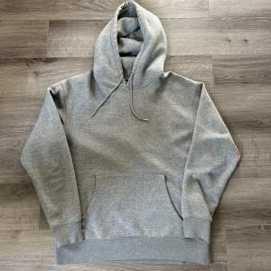 Snygg grå hoodie ifrån Jack&Jones. Storleken är L men sitter som M. I använt skick, inga tydliga skador.