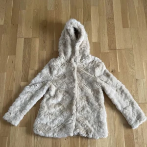 Pälsjacka (ej äkta) - Denna jacka har inte äkta päls, har användts 2-3 gånger och är i jättebra skick. Man känner sig verkligen stilig och unik i denna pälsjacka, sååå fluffig och mysig! 