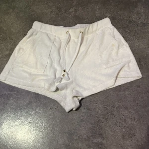Vita shorts  - Jag säljer dom här shortsen då ja inte använder dom längre men dom e i bra skick 
