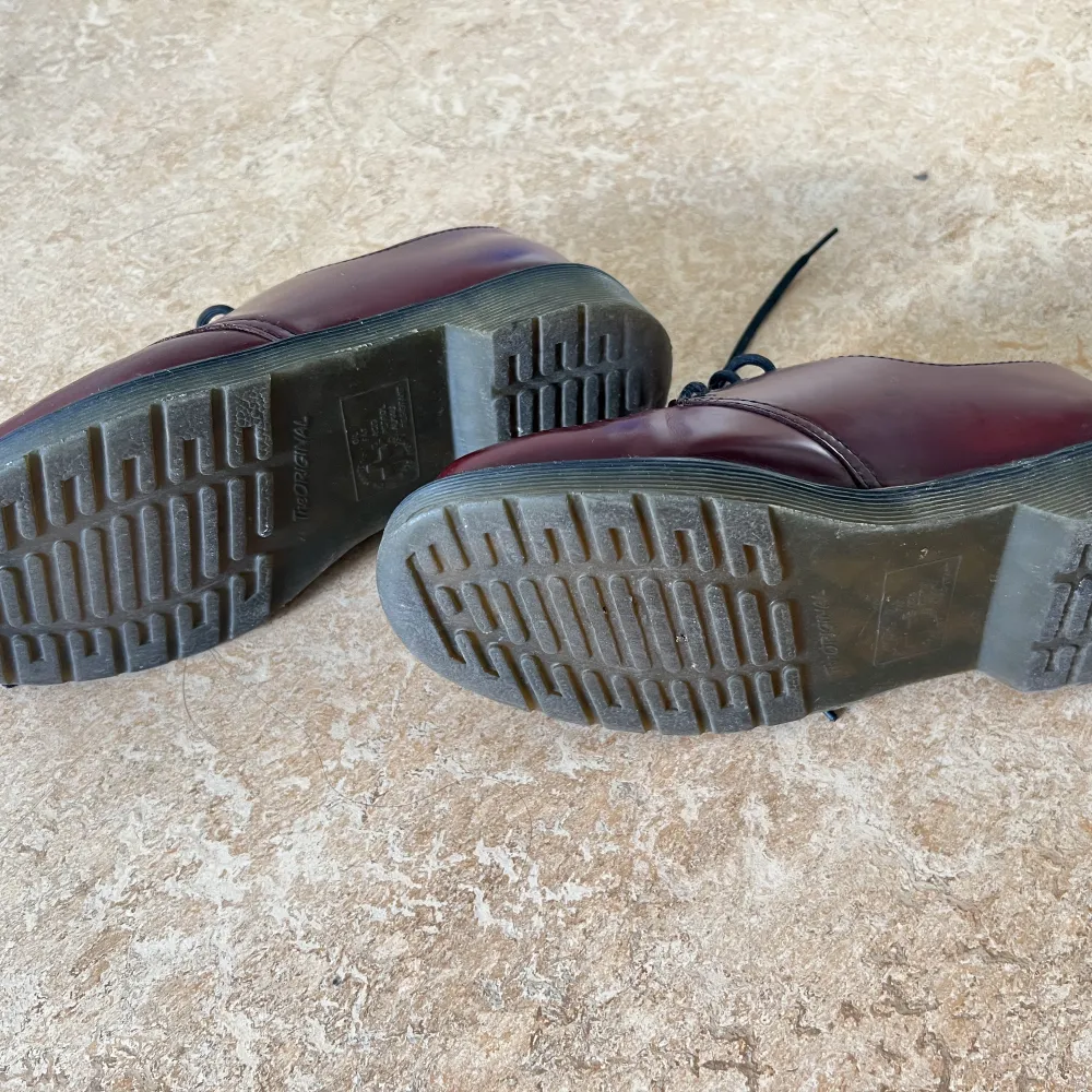 Äkta Dr. Martens skor; väldigt fina. Har använt dem kanske mindre än tio gånger.  Inköpta på Zalando  Nypris 1900kr . Skor.