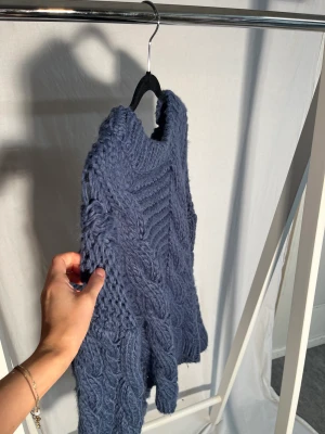 Cobble-knit tröja NAKD - Cobble stickad tröja från NAKD. Sitter snyggt oversized. I nyskick!Säljer pga pengarbrist. Köpt för 600!