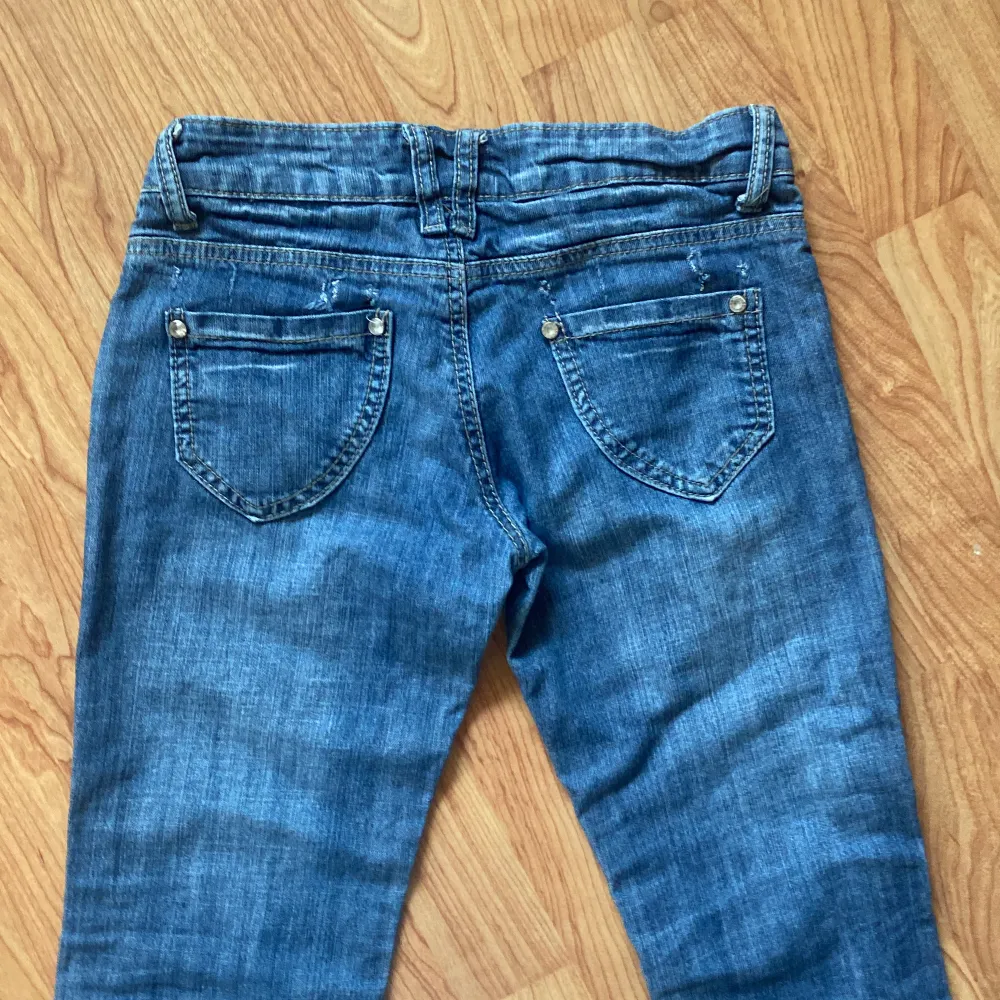 Storlek M, innerbenslängd runt 70. Jeans & Byxor.