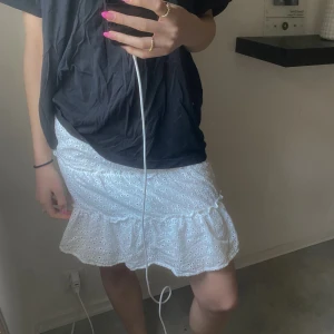 Vit kjol  - Köpte den i sommars och har inte använt. Prislappen är kvar. Jag som bär storlek xs/s tycker att storleken passar mig. 