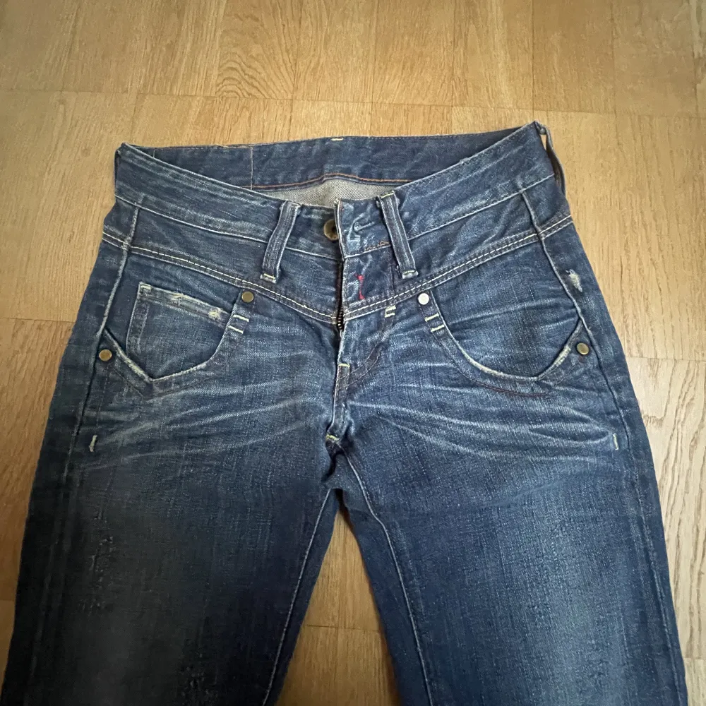 Jättefina lågmidjade jeans från Replay. Köpta begagnande men är i perfekt skick! Storlek 24W 32L (cirka xs). Jeans & Byxor.